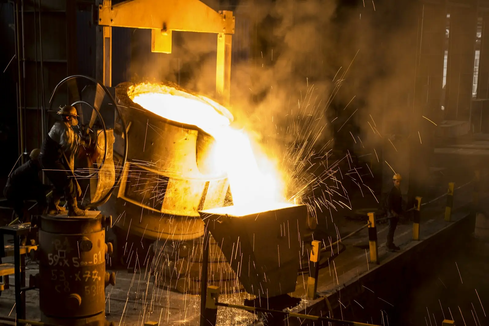 Dökümhanede potadan dökülen erimiş metal ve etrafa saçılan kıvılcımlar